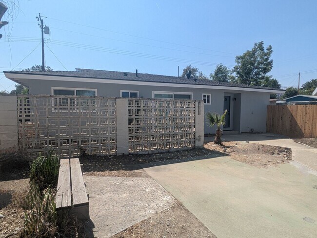 Building Photo - $$$$$$500 MOVE IN BONUS!!!!Freshly Remodel...