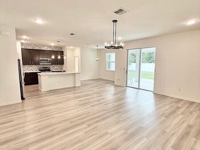 Building Photo - 14 Ethan Allen Dr