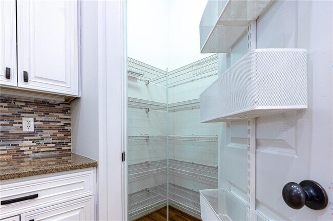 Building Photo - 2288 Oakview Rd NE