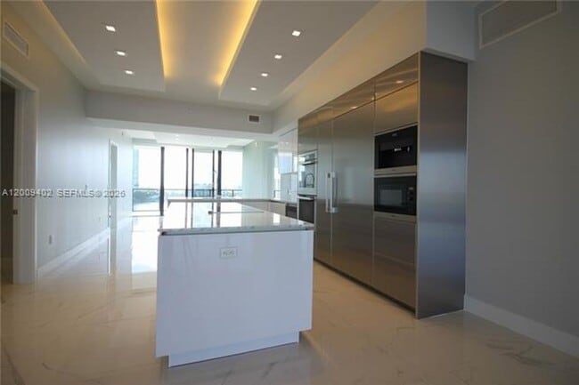 Building Photo - 5000 Island Estates Dr
