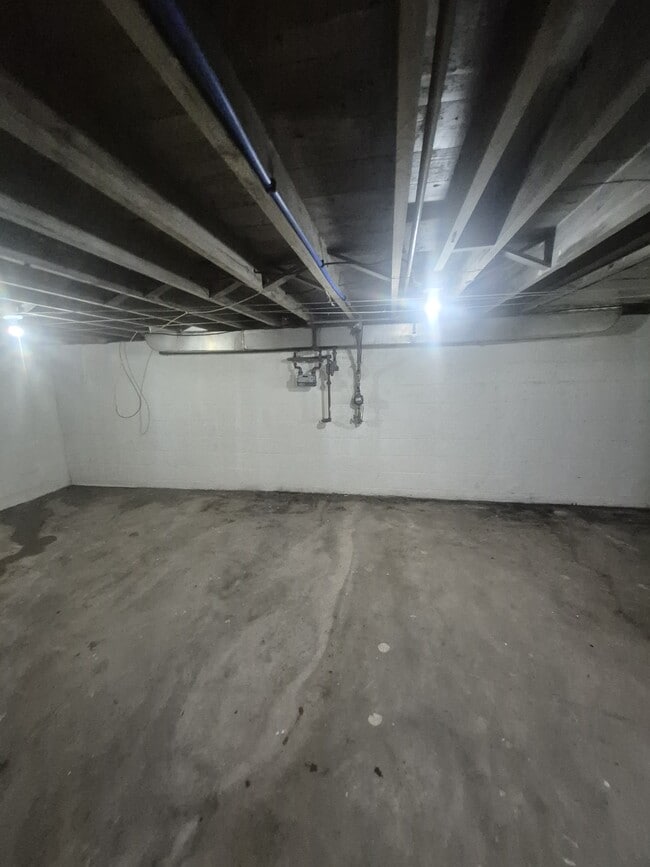 Building Photo - 433 Plaza Ave