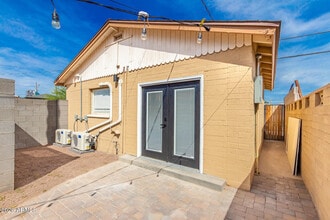 Building Photo - 2402 W Weldon Ave
