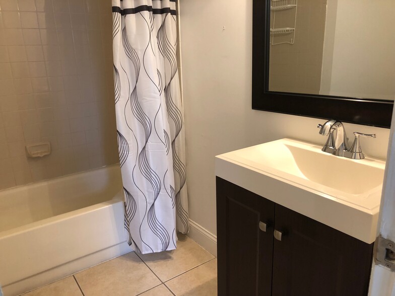 Building Photo - 210 Lake Pointe Dr