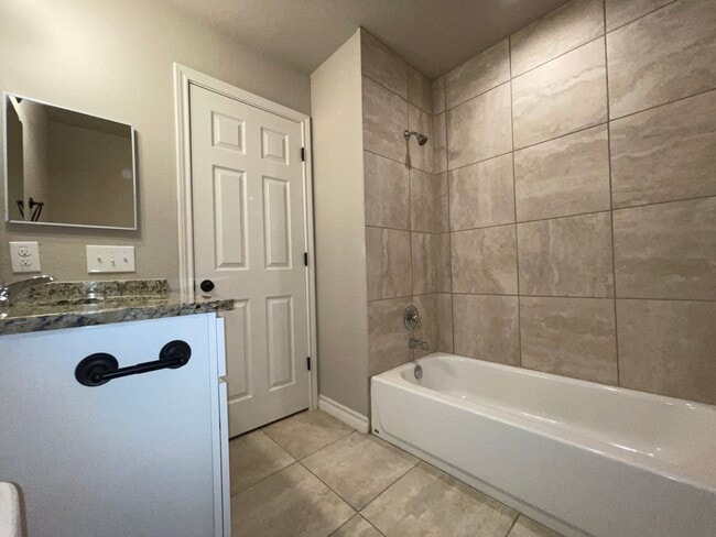Building Photo - MOVE IN SPECIAL!!! Town home for rent