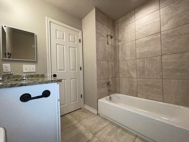 Building Photo - Town home for rent