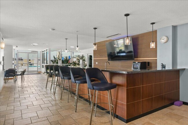 Building Photo - Move-In ready 1 Bed + Den in Discovery on Cortez Hill in Downtown