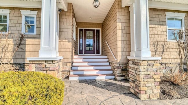 Building Photo - 909 N Cambridge Ave