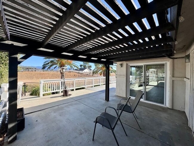 Building Photo - Move in Special! Move in by November 1st a...