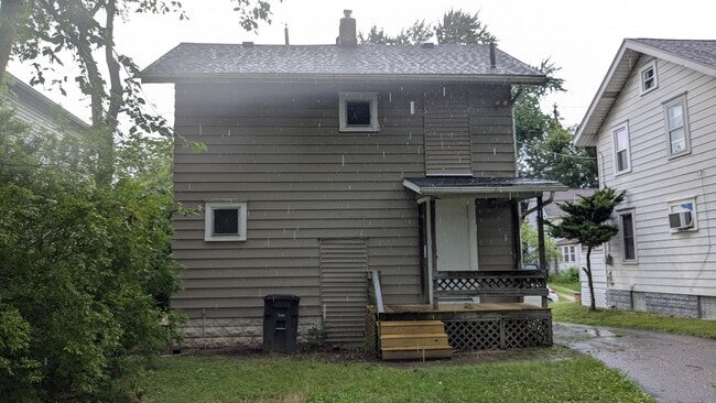 Building Photo - Charming 3-bedroom, 1-bathroom home locate...