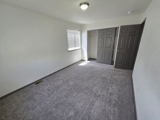 Building Photo - Spacious and Bright 4 Bedroom Home with Garage and Basement Now Available!