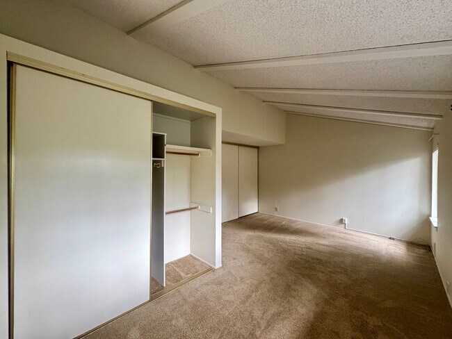 Building Photo - Nice Two-Story Unit with Attached Garage a...