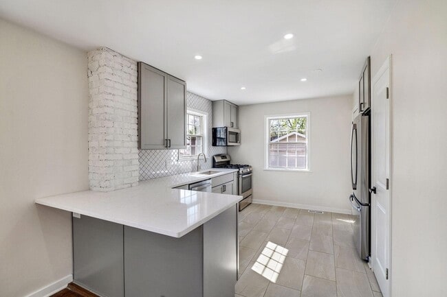 Building Photo - 248 Adelaide Pl