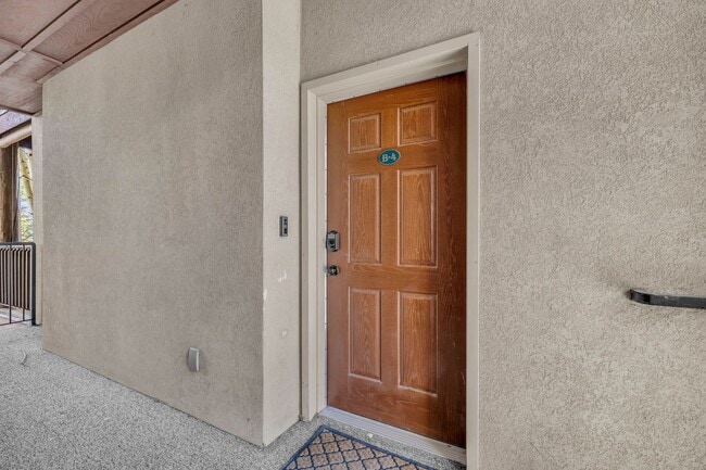 Building Photo - 2 Bed Pinecreek Condo with garage