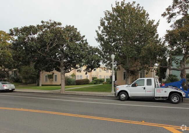 Building Photo - 614-618 San Vicente Blvd
