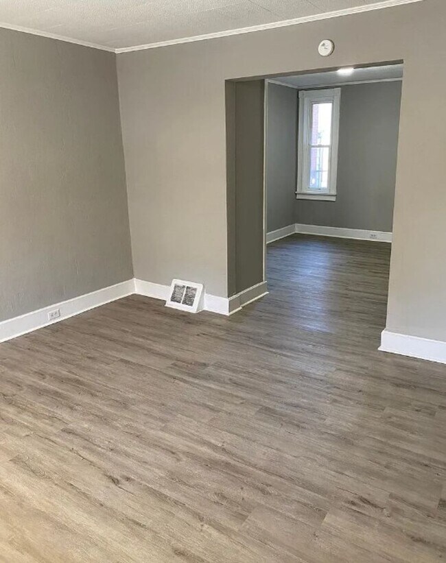 Building Photo - Cozy 4 Bedroom, 1 Bath Home in West York Schools!