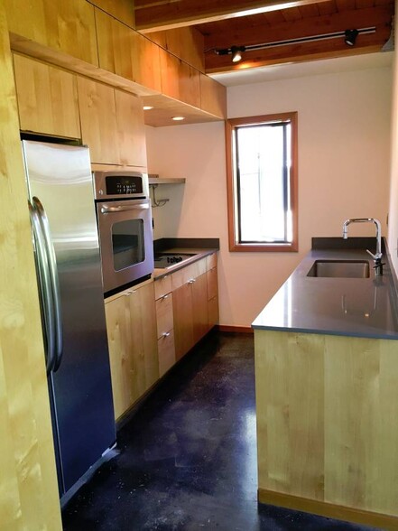 Galley-style kitchen in caesarstone and stainless - 6606 Corson Avenue South