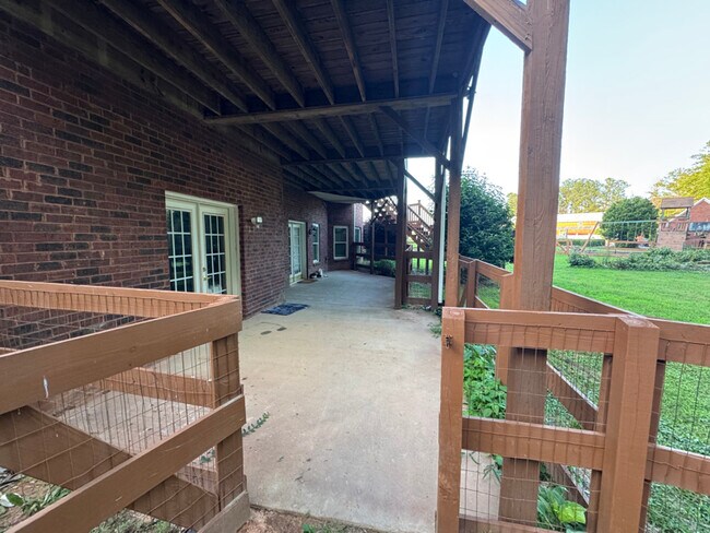 Building Photo - 691 Bear Creek Rd