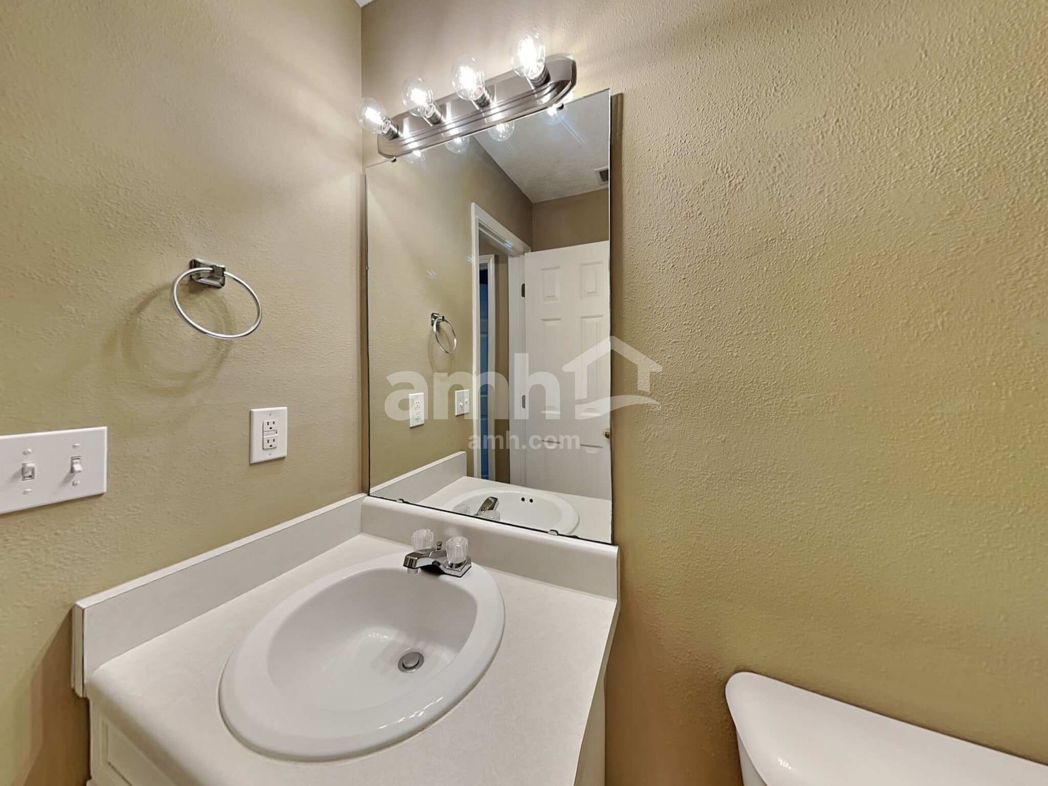 Building Photo - 208 Winding Willow Trl
