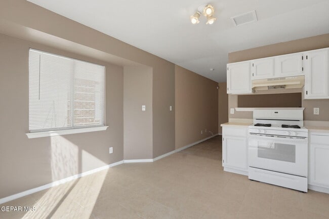 Building Photo - 3413 Yellow Rose St