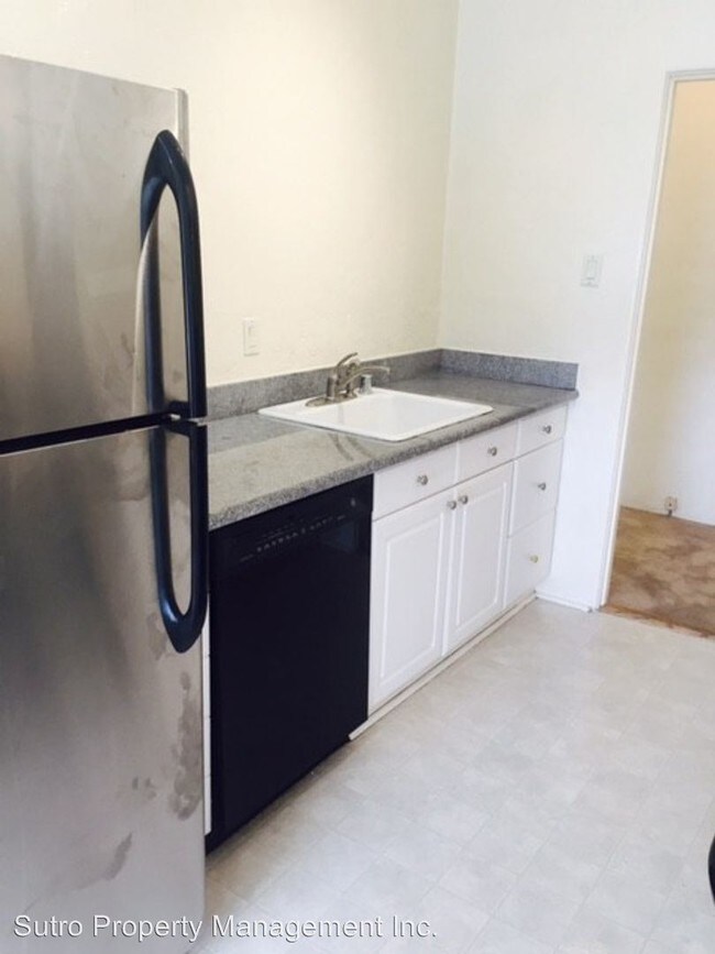 Building Photo - 611 E 20th St