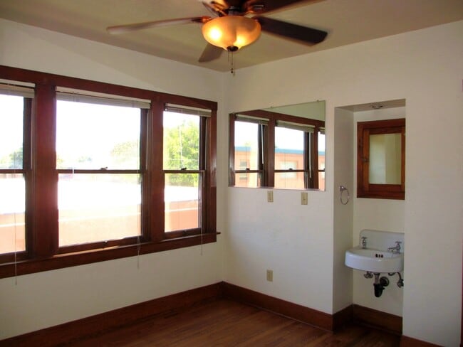 Building Photo - ROOMMATE NEEDED!!!  Beautiful  5+ Bedrooms steps to campus and downtown