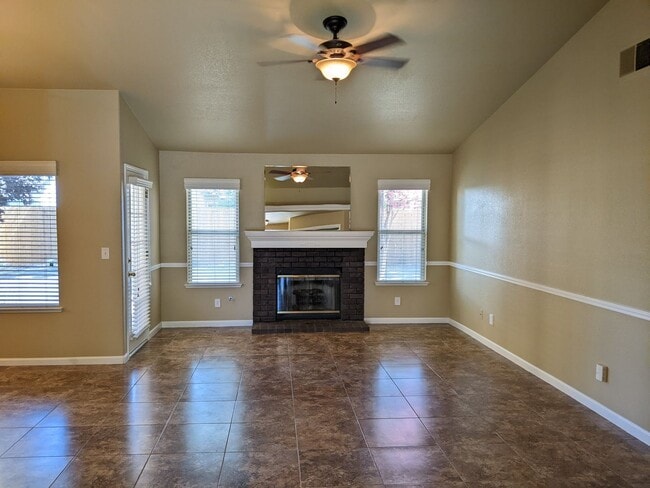 Building Photo - Wonderful home close to Clovis North and Copper River offering a large backyard, updated fixtures...