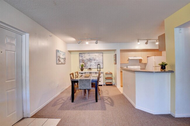 Building Photo - 703 Villa Cir