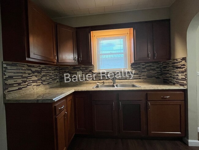 Building Photo - Charming 3 Bedroom Home