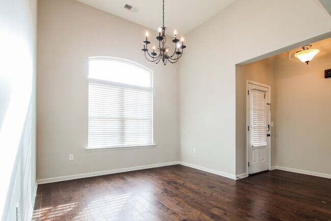 Building Photo - 7459 Aylesbury Ln