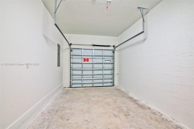 Building Photo - 523 SW 19th Ter