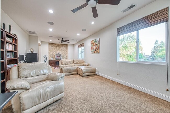 Building Photo - 10509 N Sierra Vista Ave