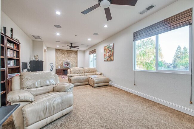 Building Photo - Spacious Home on Oversized Lot with Pool and Solar!