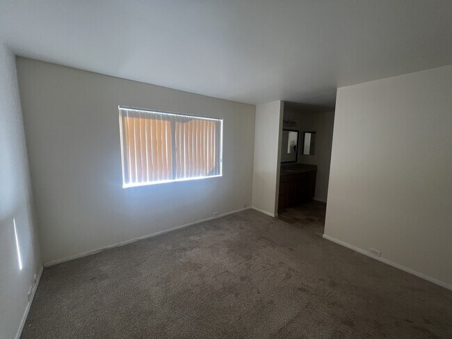 Building Photo - 539 Woodside Oaks