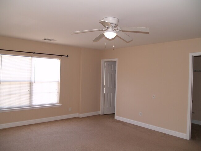 Building Photo - 142 Silverspring Pl