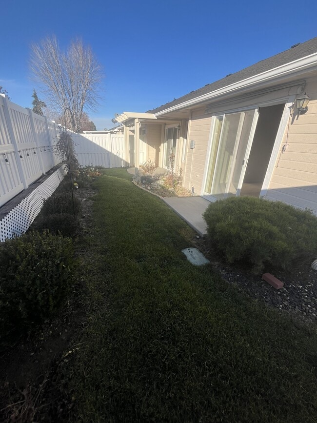 Building Photo - 2645 N Englewood Way