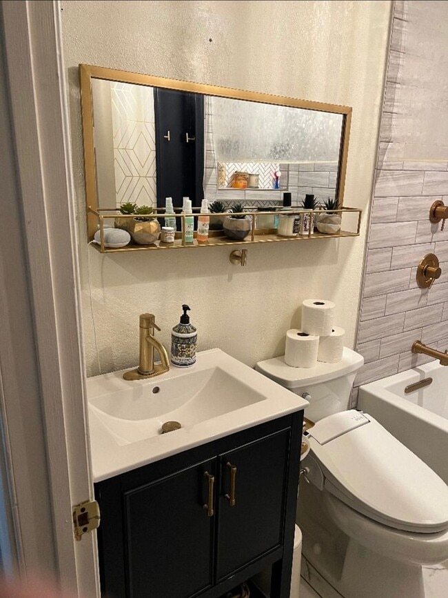 Building Photo - Golden Hill Gem: Spacious Furnished 2BR with City Convenience