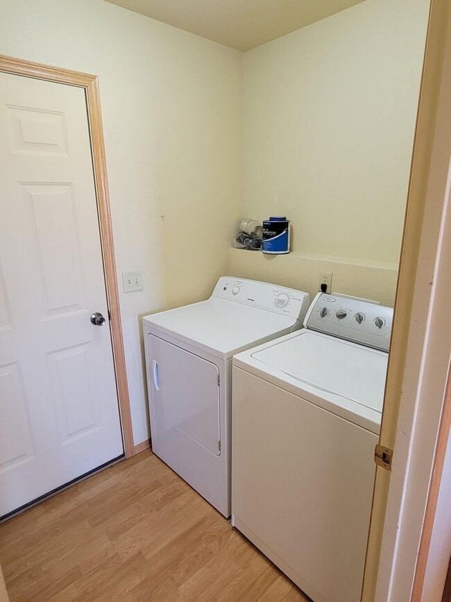 Building Photo - 3 Bedroom, 2.5 Bathroom Townhouse