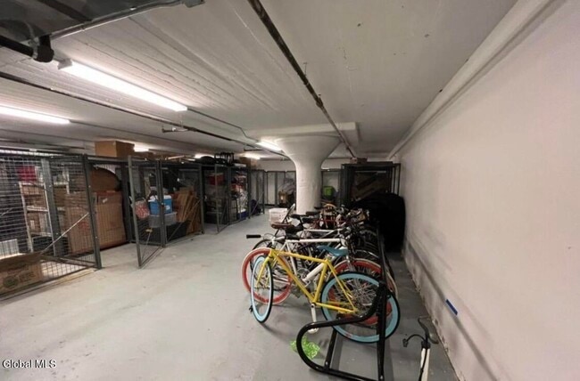 Building Photo - 733 Broadway