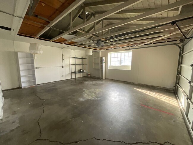 Building Photo - 3 Bedroom 2 Bathroom Single Story Home