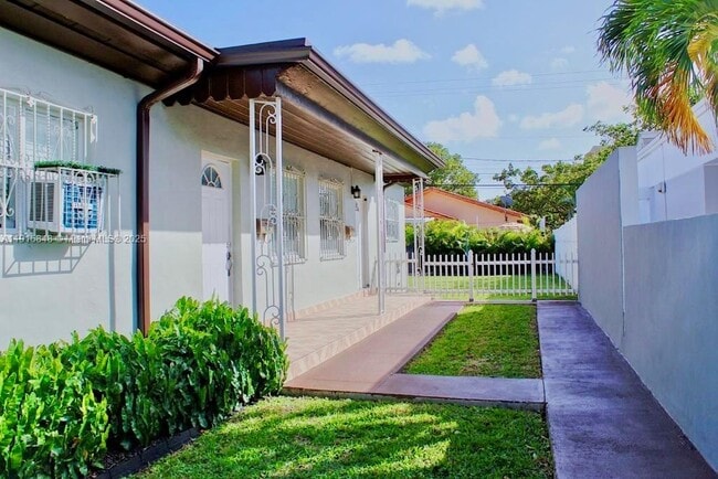 Building Photo - 3690 SW 24th St