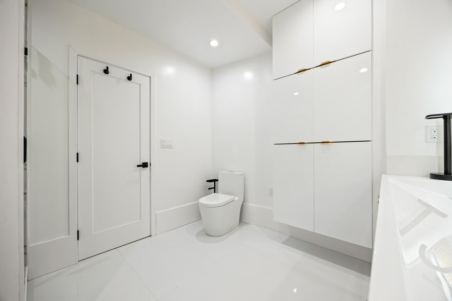 Building Photo - 212 W 64th St