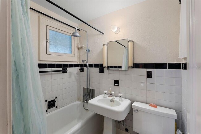 Building Photo - 130 4th Ave N