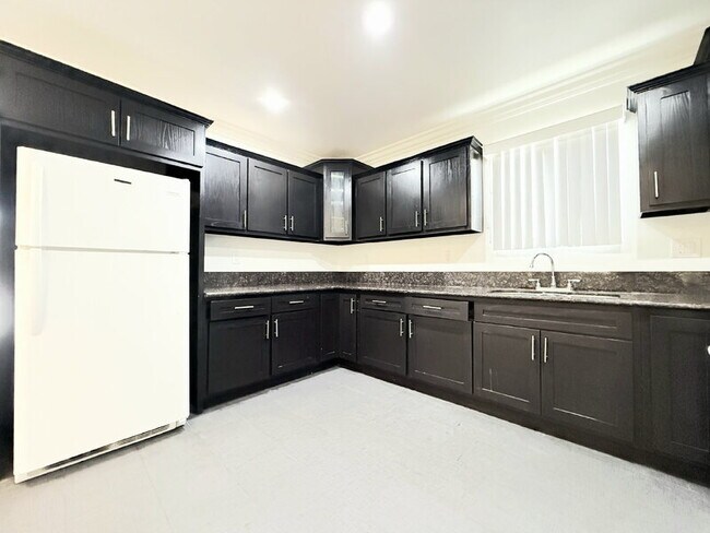 Building Photo - 114 W 50th St