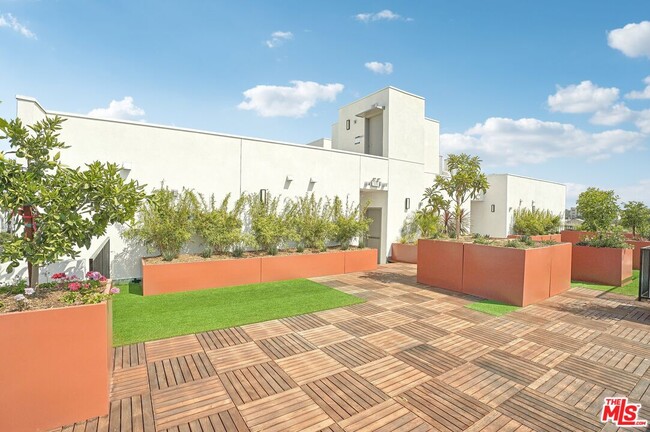 Building Photo - 222 N Alvarado St