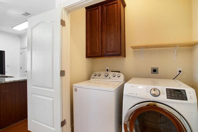 Building Photo - 6715 Windrift Way