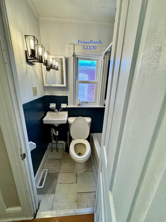 2nd floor full bath - 832 Prangley Ave