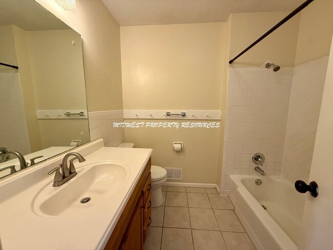 Building Photo - 4 Bedroom Home Near Downtown Lee’s Summit