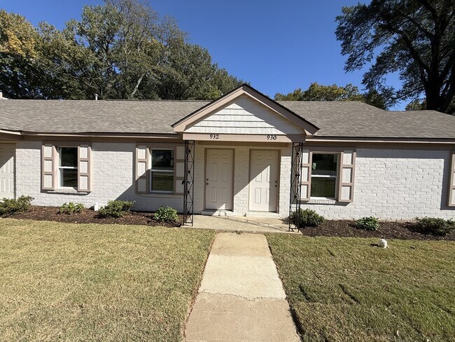 Building Photo - 940 N Hollywood St