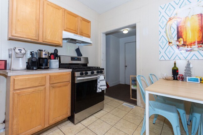 Building Photo - Stunning 4 bed 2 bath in Allston