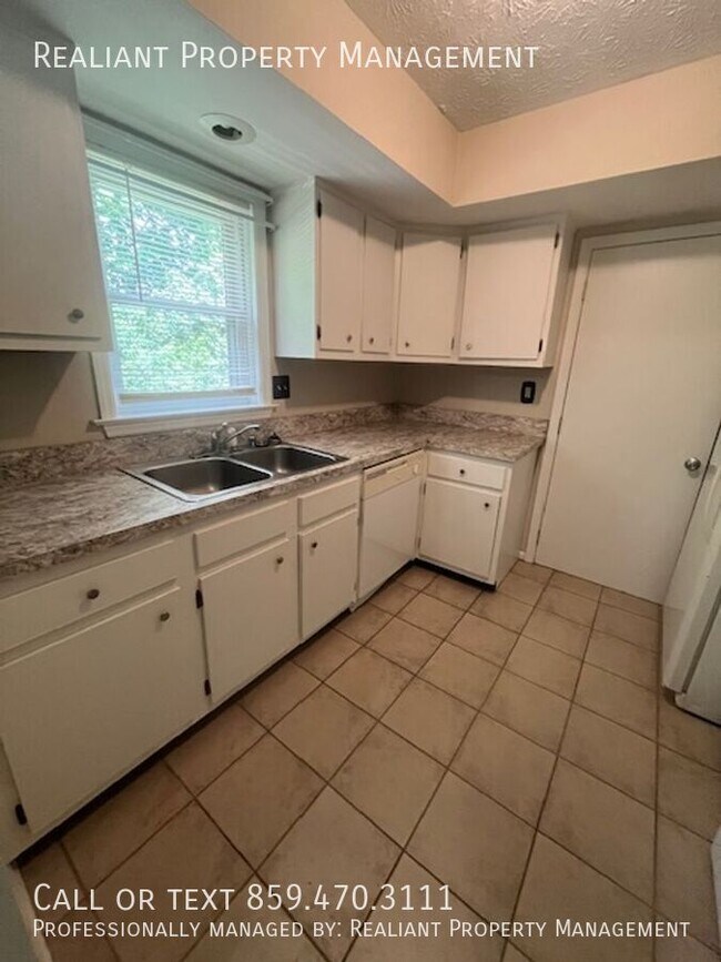 Building Photo - 457 Woodview Dr